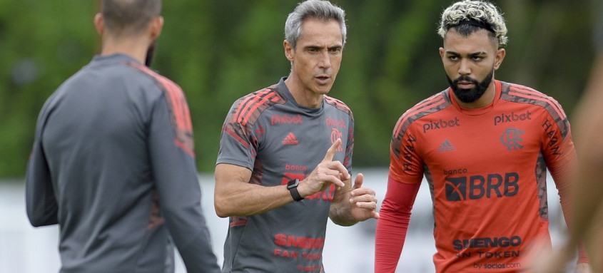 Paulo Sousa, que disputará seu primeiro clássico pelo Fla, orienta Gabigol - Foto: Marcelo Cortes / Flamengo Paulo Sousa, que disputará seu primeiro clássico pelo Fla, orienta Gabigol