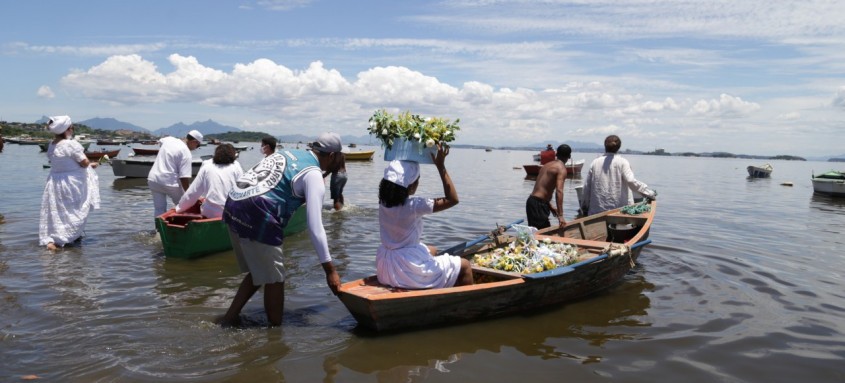 Celebração reuniu fiéis e adeptos das religiões de matrizes africanas
- Foto: Renan Otto/Prefeitura de São Gonçalo Celebração reuniu fiéis e adeptos das religiões de matrizes africanas