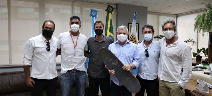 O skatista Bob Burnquist (de camisa escura) foi recebido ontem pelo prefeito de Niterói, Axel Grael, em seu gabinete