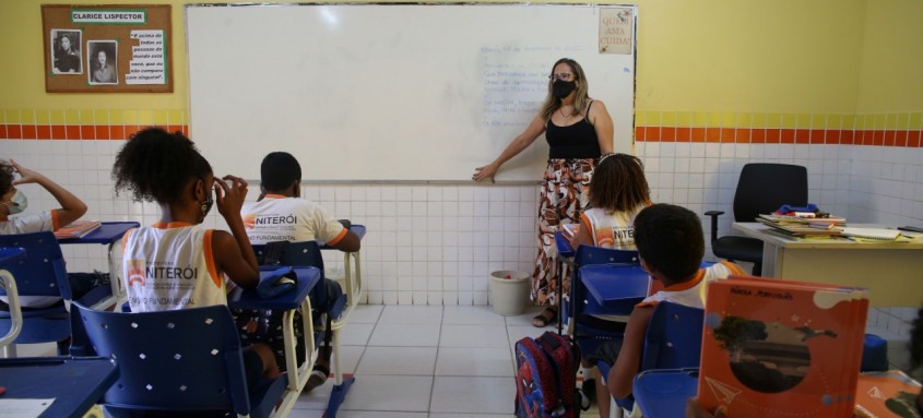 Em Niterói houve retorno da Educação Infantil e Ensino Fundamental, com rodízio. Em São Gonçalo, o ensino hídrido também está organizado em dias alternados - Foto: Douglas Macedo / Prefeitura de Niterói Em Niterói houve retorno da Educação Infantil e Ensino Fundamental, com rodízio. Em São Gonçalo, o ensino hídrido também está organizado em dias alternados