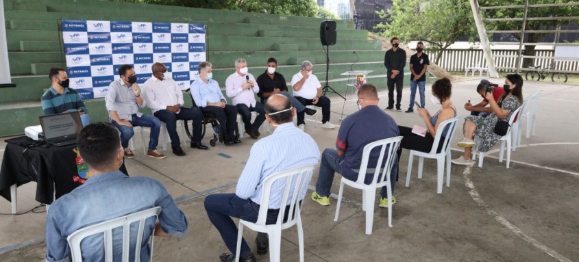 Ao lado do reitor da UFF, Antonio Claudio da Nóbrega, o prefeito Axel Grael destacou que a obra trará para a cidade a oportunidade de se destacar mais no esporte - Foto: Luciana Carneiro/Divulgação Ao lado do reitor da UFF, Antonio Claudio da Nóbrega, o prefeito Axel Grael destacou que a obra trará para a cidade a oportunidade de se destacar mais no esporte
