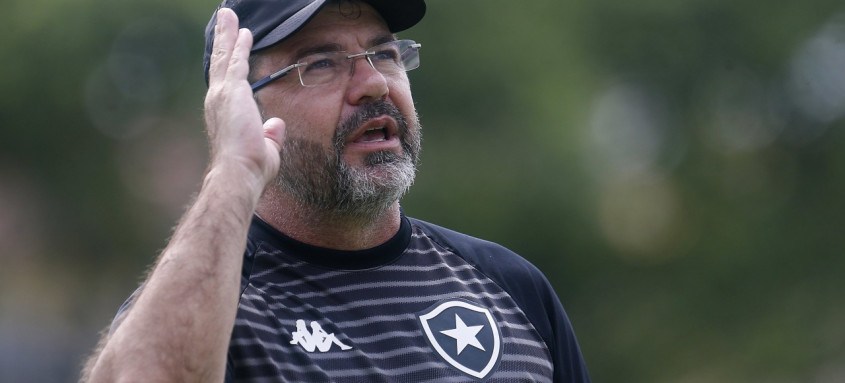 Enderson Moreira, campeão da Série B com o Bota, foi demitido ontem pelo clube, que buscará um treinador no exterior - Foto: Vitor Silva / Botafogo Enderson Moreira, campeão da Série B com o Bota, foi demitido ontem pelo clube, que buscará um treinador no exterior