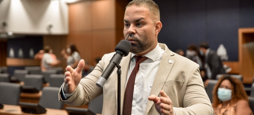 Deputado Filippe Poubel diz que a comunicação precisa ser inclusiva e de qualidade para as pessoas com deficiência auditiva - Foto: Divulgação Deputado Filippe Poubel diz que a comunicação precisa ser inclusiva e de qualidade para as pessoas com deficiência auditiva