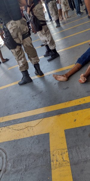 Discussão terminou em morte no Centro de Niterói. A revolta da população gerou uma grande manifestação e pelo menos duas pessoas foram detidas pela Polícia Militar na confusão - Foto: Reprodução de rede social Discussão terminou em morte no Centro de Niterói. A revolta da população gerou uma grande manifestação e pelo menos duas pessoas foram detidas pela Polícia Militar na confusão