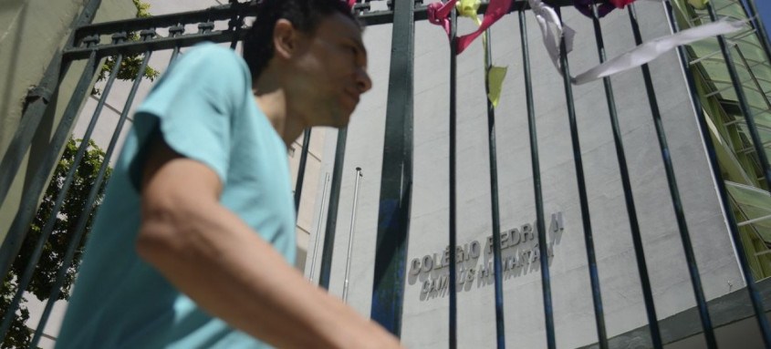 Turmas foram divididas e frequentarão a escola em semanas alternadas - Foto: Tânia Rêgo/Agência Brasil Turmas foram divididas e frequentarão a escola em semanas alternadas