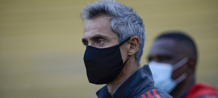 O treinador Paulo Souza aos poucos consegue implementar suas ideias de jogo no elenco flamenguista - Foto: Marcelo Cortes/Flamengo O treinador Paulo Souza aos poucos consegue implementar suas ideias de jogo no elenco flamenguista
