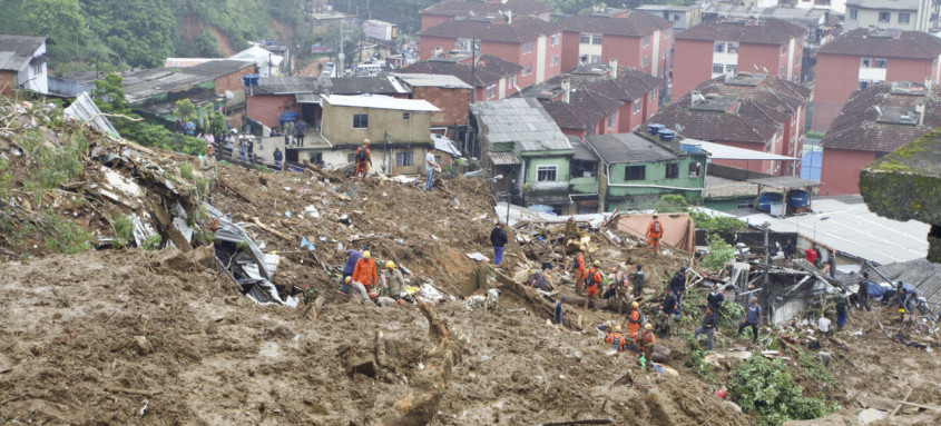Ontem o cenário era de destruição em várias partes do município: ainda há dezenas de pessoas desaparecidas - Foto: Rogerio Santana/GOV RJ Ontem o cenário era de destruição em várias partes do município: ainda há dezenas de pessoas desaparecidas