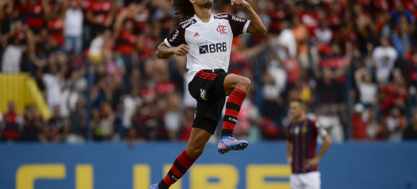 Willian Arão comemora o gol que deu a vitória do Flamengo sobre o Madureira, ontem à tarde, em Conselheiro Galvão