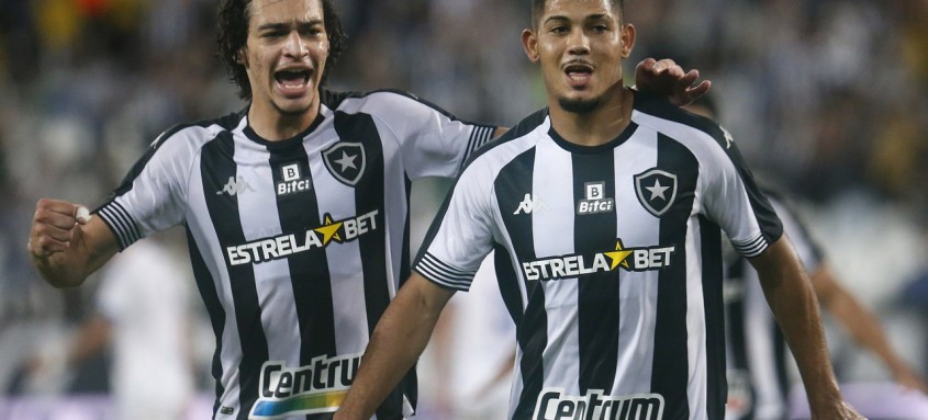  Matheus Nascimento e Erison celebram ontem mais três pontos conquistados pelo Botafogo no Campeonato Estadual