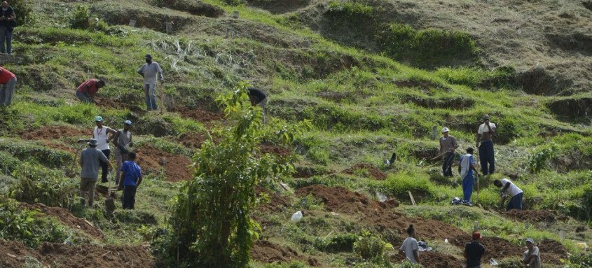 Cemitério Municipal de Petrópolis abriu covas para enterro das vítimas das chuvas. Ontem foram sepultadas 18 pessoas
