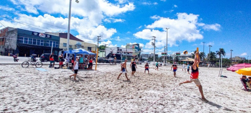 Para participar de atividades gratuitas de futevôlei, frescobol, vôlei e beach soccer basta levar um donativo na tenda da Defesa Civil - Foto: Divulgação Para participar de atividades gratuitas de futevôlei, frescobol, vôlei e beach soccer basta levar um donativo na tenda da Defesa Civil