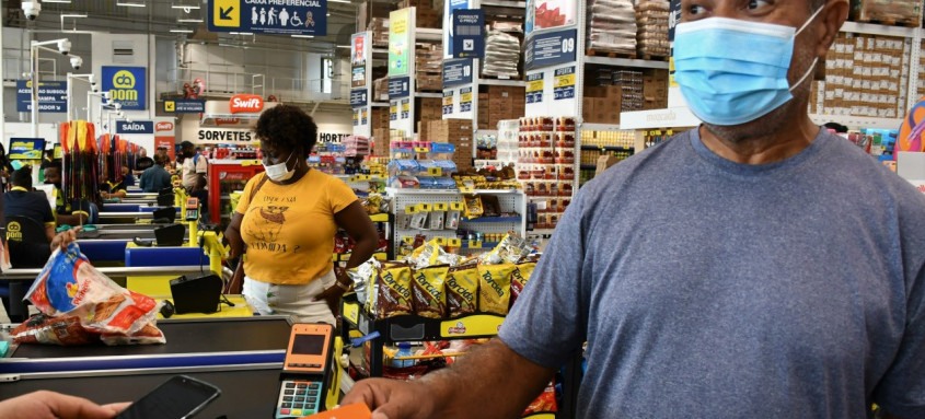 Os niteroienses contemplados já começaram a utilizar a moeda social nos estabelecimentos da cidade. Mais de 6.200 comerciantes estão aptos a receber o pagamento na moeda social - Foto: Divulgação / Prefeitura de Niterói Os niteroienses contemplados já começaram a utilizar a moeda social nos estabelecimentos da cidade. Mais de 6.200 comerciantes estão aptos a receber o pagamento na moeda social