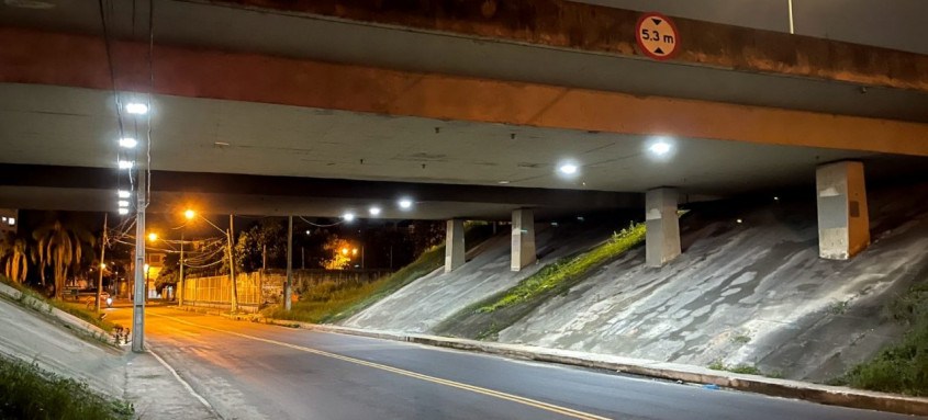 Nada menos que 25 lâmpadas foram instaladas para iluminar a região que tem grande movimentação de veículos - Foto: Divulgação / Prefeitura de São Gonçalo Nada menos que 25 lâmpadas foram instaladas para iluminar a região que tem grande movimentação de veículos