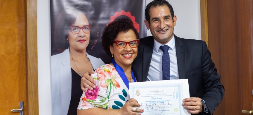 Simone S. Santos recebendo a condecoração do vereador de Niterói Renato Cariello - Foto: Divulgação/Literare Books International Simone S. Santos recebendo a condecoração do vereador de Niterói Renato Cariello