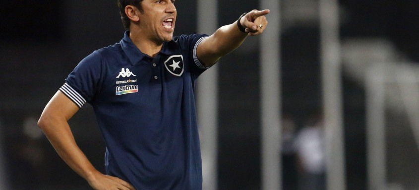 Lúcio Flávio, técnico interino do Botafogo, busca sua segunda vitória em clássicos; já o comandante do Fla, Paulo Sousa, tenta se recuperar da derrota na final - Foto: Vitor Silva / Botafogo Lúcio Flávio, técnico interino do Botafogo, busca sua segunda vitória em clássicos; já o comandante do Fla, Paulo Sousa, tenta se recuperar da derrota na final