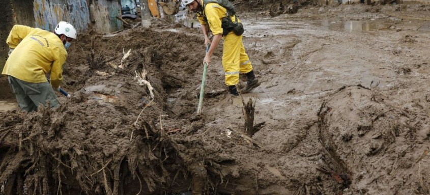 O trabalho de limpeza é realizado com muito cuidado por conta das buscas pelos corpos de desaparecidos - Foto: Fernando Frazão / Agência Brasil O trabalho de limpeza é realizado com muito cuidado por conta das buscas pelos corpos de desaparecidos