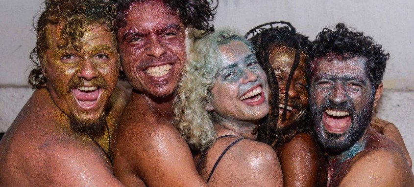 Banda Pororoca Purpurina traz o clima do carnaval de rua para o palco - Foto: Ana Carvalho/Divulgação Banda Pororoca Purpurina traz o clima do carnaval de rua para o palco