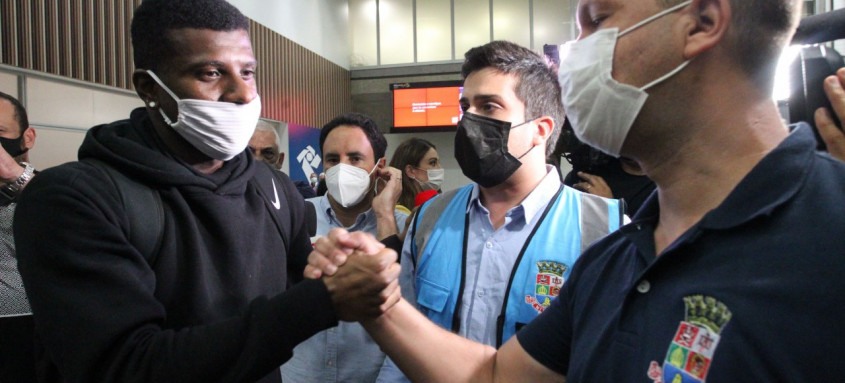 Diego Carioca (à esquerda) retornou da Ucrânia na última terça. Ele estava em uma cidade a 100 quilômetros de Kiev