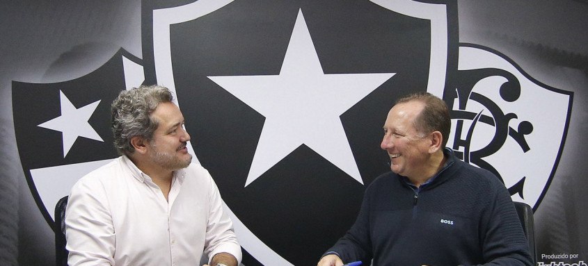 O investidor americano John Textor (à direita) assinou ontem a compra de 90% das ações da SAF do Botafogo