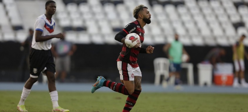 O clássico deste domingo terá um duelo particular entre os dois camisas 9. O rubro-negro Gabigol e o vascaíno Raniel têm cinco gols, cada, no Carioca-2022 - Foto: Gilvan de Souza / Flamengo O clássico deste domingo terá um duelo particular entre os dois camisas 9. O rubro-negro Gabigol e o vascaíno Raniel têm cinco gols, cada, no Carioca-2022