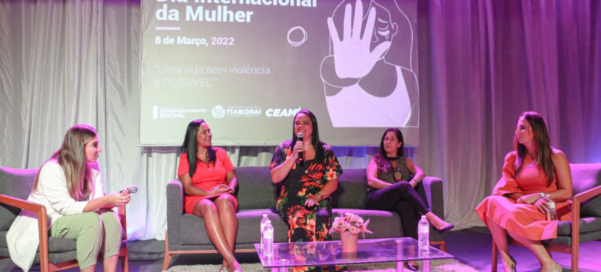 Mulheres reunidas em evento em Itaboraí