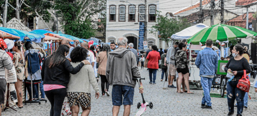 Decreto que flexibiliza uso de máscaras na cidade já está em vigor