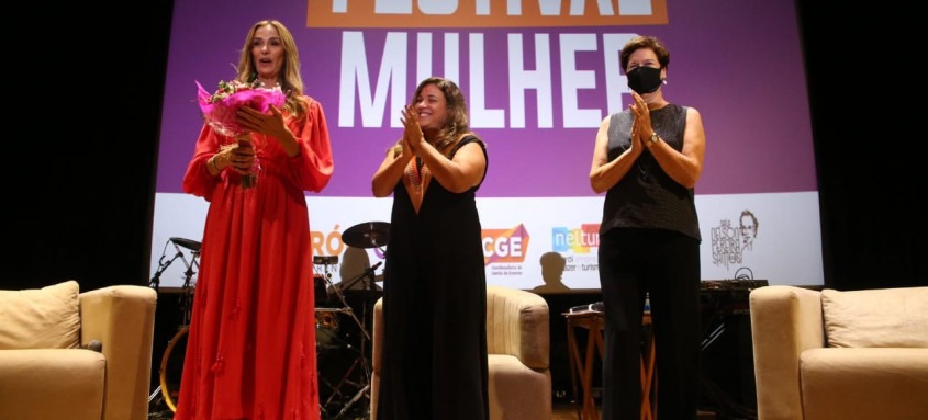 A atriz Mônica Martelli participou da noite de abertura do evento, ao lado de Fernanda Sixel e Christa Vogel Grael - Foto: Divulgação A atriz Mônica Martelli participou da noite de abertura do evento, ao lado de Fernanda Sixel e Christa Vogel Grael