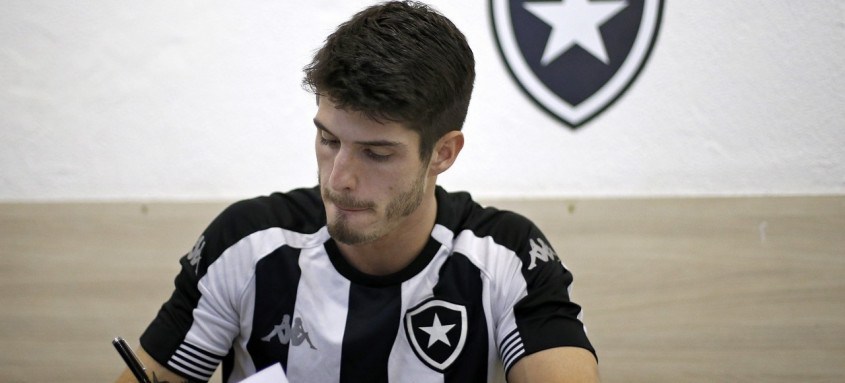 Meia-atacante Lucas Piazón, que ontem assinou contrato com o Botafogo, foi formado na base do São Paulo - Foto: Vitor Silva / Botafogo Meia-atacante Lucas Piazón, que ontem assinou contrato com o Botafogo, foi formado na base do São Paulo