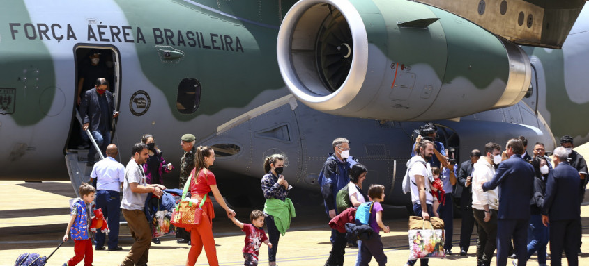Presidente Jair Bolsonaro recebeu os brasileiros repatriados que chegaram em aviões da FAB. Voos saíram da Polônia - Foto: Marcelo Camargo/Agência Brasil Presidente Jair Bolsonaro recebeu os brasileiros repatriados que chegaram em aviões da FAB. Voos saíram da Polônia