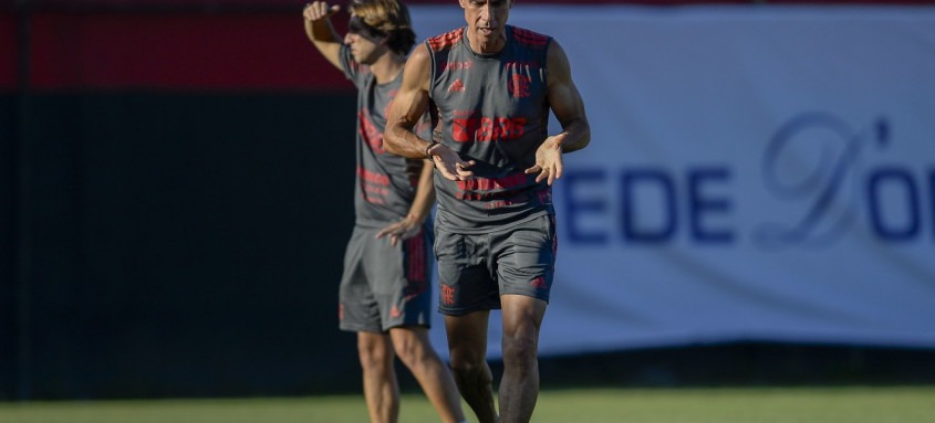 O português Paulo Sousa terá hoje, contra o Bangu, sua primeira experiência comandando o Flamengo no Maracanã - Foto: Marcelo Cortes / Flamengo O português Paulo Sousa terá hoje, contra o Bangu, sua primeira experiência comandando o Flamengo no Maracanã