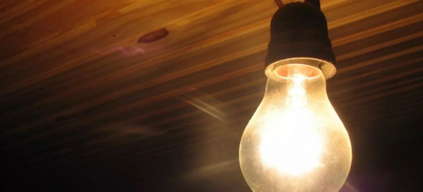 Palestras e oficinas com dicas de consumo consciente e troca de lâmpadas acontecem em vários municípios