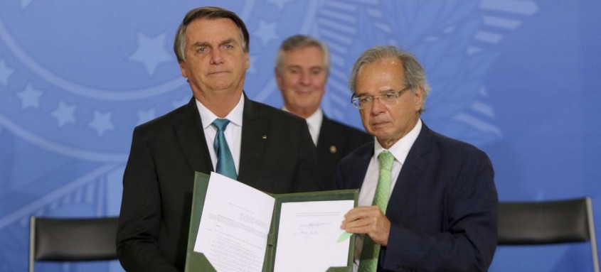 Assinatura do decreto ocorreu no Palácio do Planalto, com presença do ministro Paulo Guedes, da Economia  