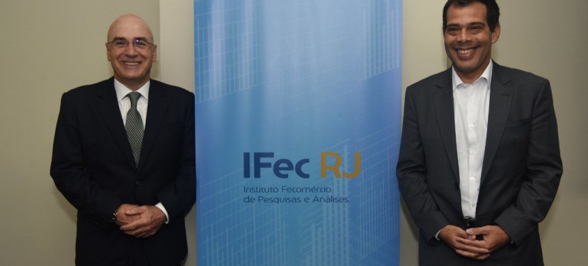 Antonio Florencio de Queiroz Junior, presidente do Sistema Fecomércio RJ (esquerda) e João Gomes, diretor executivo do Instituto Fecomércio de Pesquisas e Análises - IFec RJ (direita)