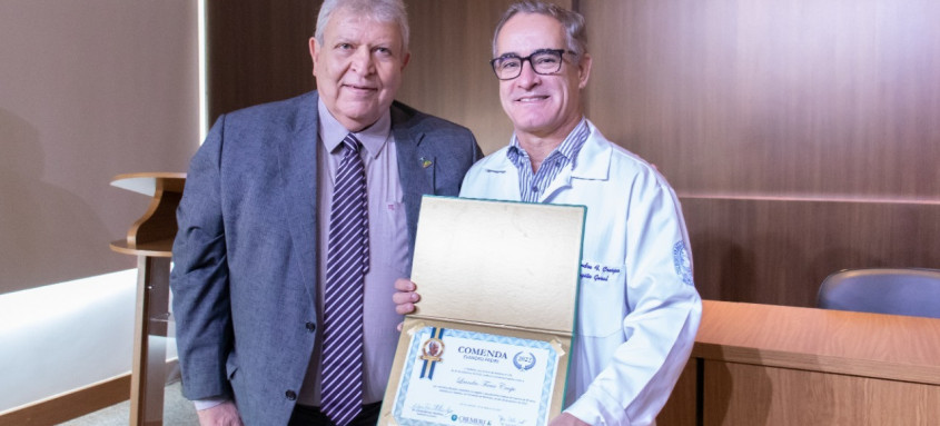  Dr. Leandro Crespo, chefe de cirurgia do Hospital Icaraí em Niterói recebeu homenagem do Conselho Regional de Medicina do Estado do Rio de Janeiro (CREMERJ)