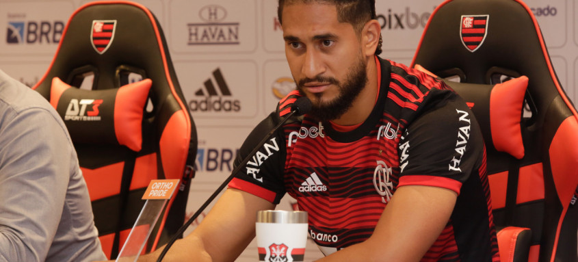 Com a lesão no joelho direito durante dividida no treinamento, Pablo não sabe quando vai estrear na zaga do Flamengo - Foto: Gilvan de Souza / Flamengo Com a lesão no joelho direito durante dividida no treinamento, Pablo não sabe quando vai estrear na zaga do Flamengo