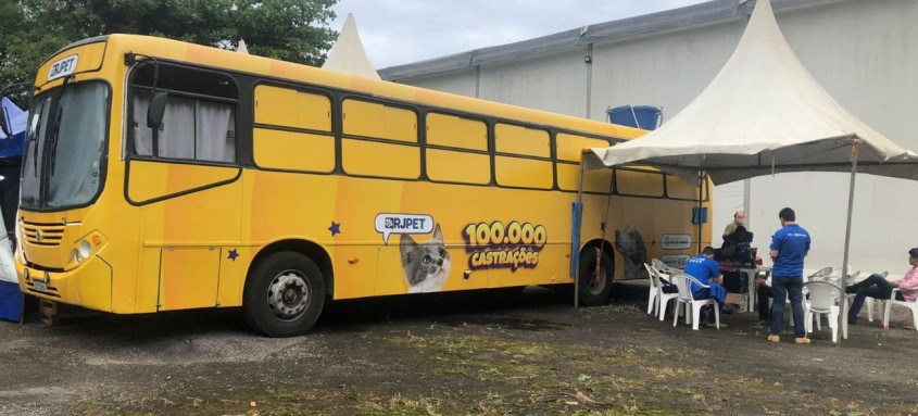 Ônibus adaptado para o procedimento veterinário iniciou as atividades nesta segunda-feira (21/3) e ficará por um mês - Foto: Divulgação Ônibus adaptado para o procedimento veterinário iniciou as atividades nesta segunda-feira (21/3) e ficará por um mês