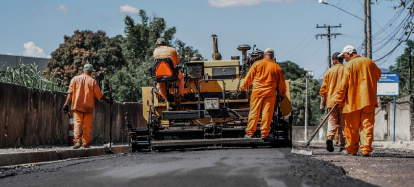 Obras de pavimentação de vias foram intensificadas pela Prefeitura