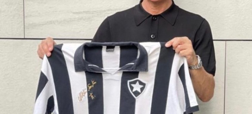 O treinador português Luís Castro postou ontem em suas redes sociais uma foto com a camisa do Botafogo