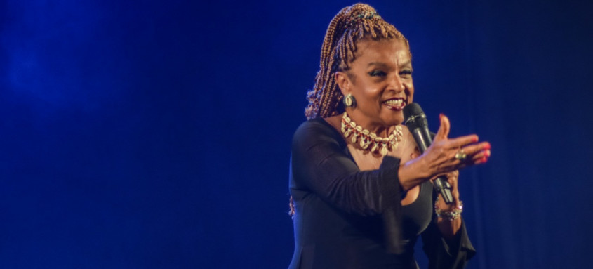 Atriz, cantora, escritora e poetisa, Elisa Lucinda se apresenta acompanhada do maestro Luís Filipe de Lima