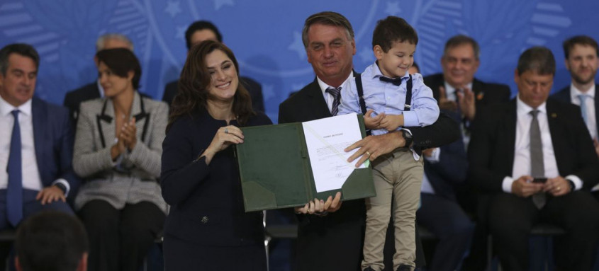  Bolsonaro com Cristiane Rodrigues Britto, a nova ministra da pasta da Mulher, da Família e dos Direitos Humanos
