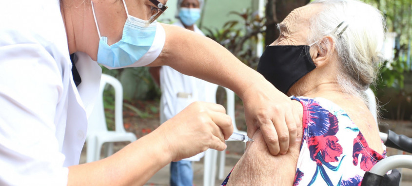 Apesar do fim do Estado de Emergência de Saúde Pública por causa da covid-19, vacinação segue recomendada