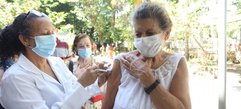 Quarta dose ou segundo reforço contra a covid-19 começou a ser aplicado ontem em pessoas a partir de 90 anos