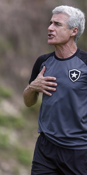 Técnico Luís Castro prepara o 
Botafogo para enfrenta o Corinthians
