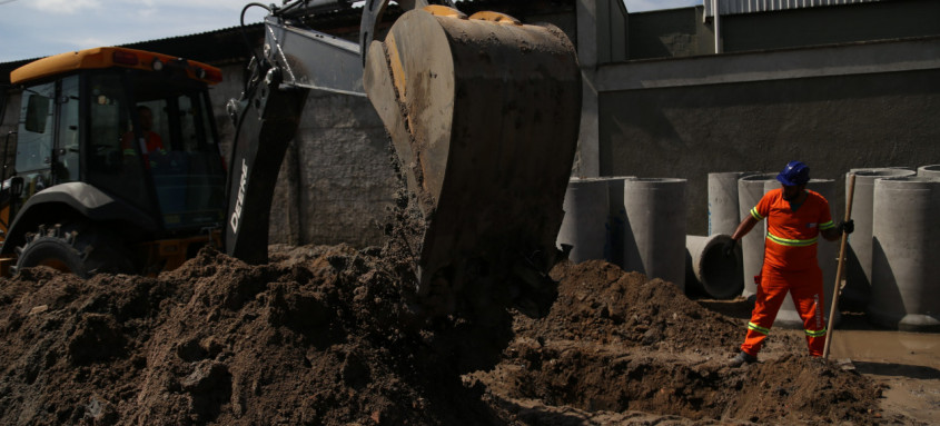Colubandê: estão sendo realizados serviços de macrodrenagem, dragagem e limpeza de canal e pavimentação - Foto: Renan Otto/Divulgação Colubandê: estão sendo realizados serviços de macrodrenagem, dragagem e limpeza de canal e pavimentação