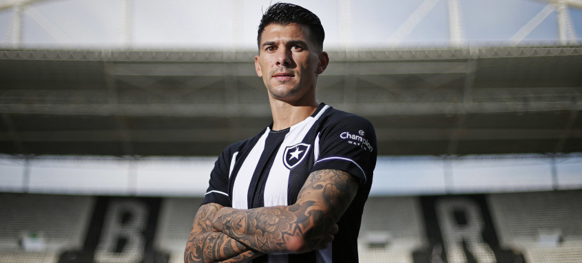 Xerife Victor Cuesta chega para comandar a zaga alvinegra no Brasileirão - Foto: Vitor Silva / Botafogo Xerife Victor Cuesta chega para comandar a zaga alvinegra no Brasileirão