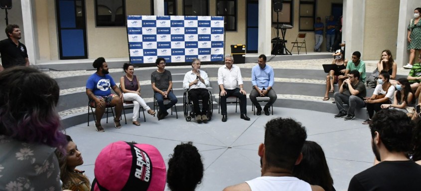O reitor da UFF, Antônio Cláudio da Nóbrega, e o prefeito Axel Grael na entrega das obras realizadas no Campus da UFF - Foto: Bruno Eduardo Alves/Divulgação O reitor da UFF, Antônio Cláudio da Nóbrega, e o prefeito Axel Grael na entrega das obras realizadas no Campus da UFF