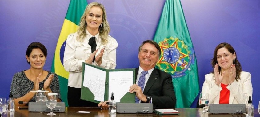 Presidente Jair Bolsonaro sancionou lei proposta pela deputada Daniela do Waguinho, na presença da primeira-dama Michelle e da ministra da Mulher, Cristiane Britto - Foto: Divulgação Presidente Jair Bolsonaro sancionou lei proposta pela deputada Daniela do Waguinho, na presença da primeira-dama Michelle e da ministra da Mulher, Cristiane Britto