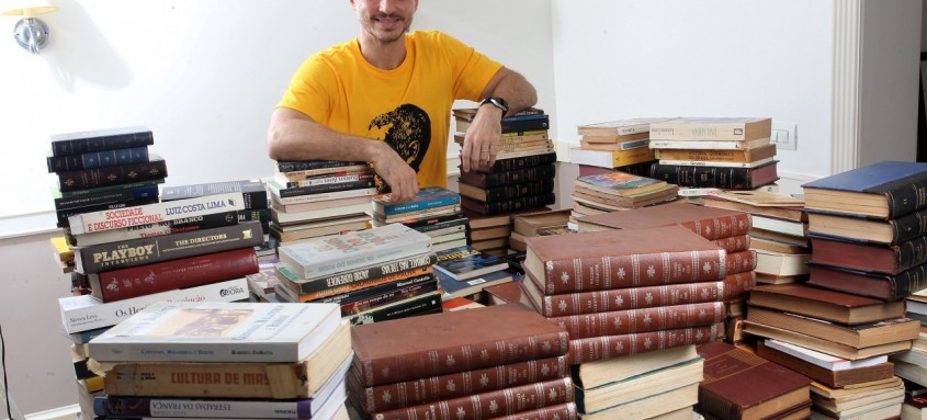 Rodrigo Camarão doou os livros que herdou da avó, que contribuíram para a sua formação: coleção preciosa - Foto: Berg Silva/Divulgação Rodrigo Camarão doou os livros que herdou da avó, que contribuíram para a sua formação: coleção preciosa