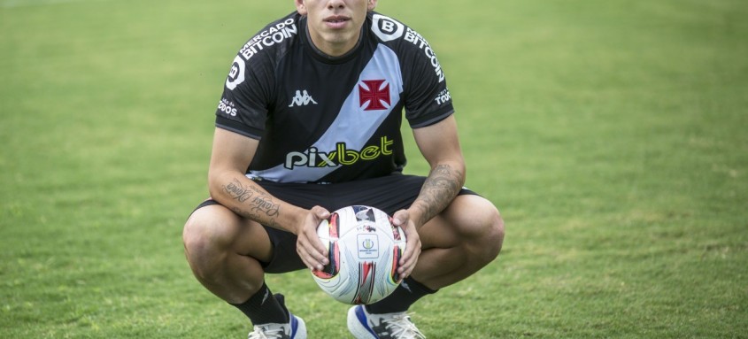 Apresentado nesta semana, o chileno Carlos Palacios disse estar bem fisicamente e pronto para estrear pelo Vasco - Foto: Daniel Ramalho / Vasco Apresentado nesta semana, o chileno Carlos Palacios disse estar bem fisicamente e pronto para estrear pelo Vasco