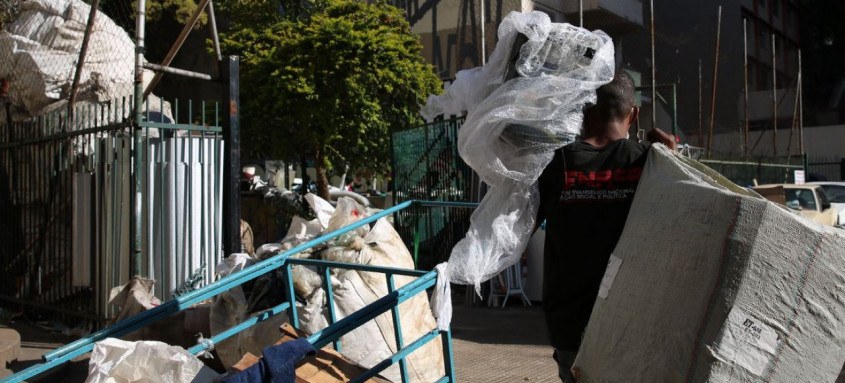 Catadores recolhem material para reciclagem e ao vendê-lo têm direito à nota fiscal, que será associada a um crédito